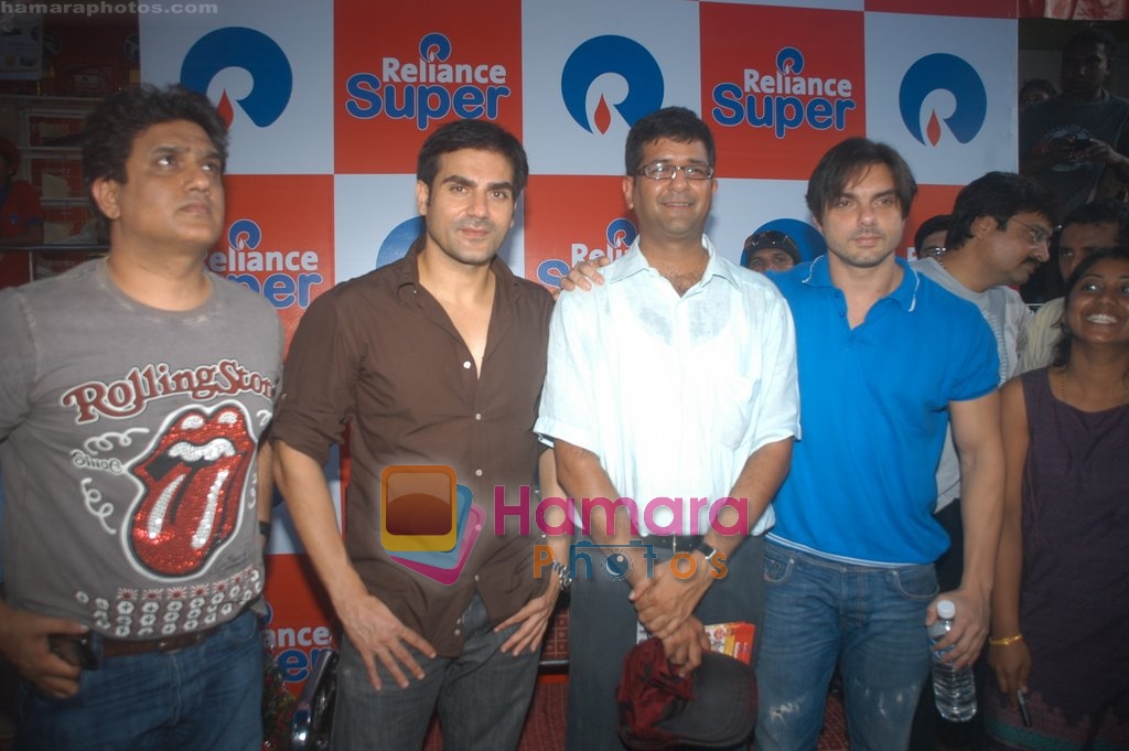 Sohail Khan, Arbaaz Khan promote Kisaan at Reliance store in Kandivli, Mumbai on 26th Aug 2009 