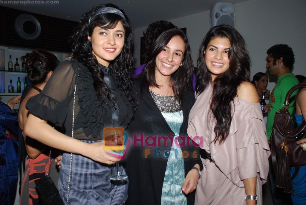 Jaqueline Fernandes, Sonal Sehgal at Sonal Sehgal's bash in Puro, Bandra on 26th Aug 2009 