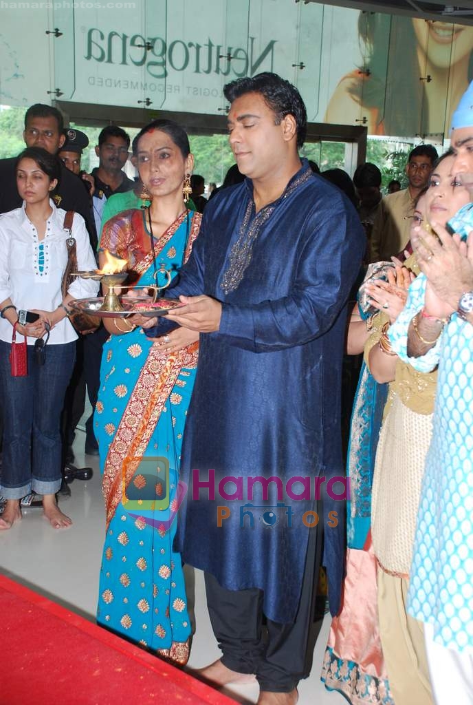 Ram Kapoor, Pallavi Subhash at Basera team celebrate Ganesh festival in Oberoi Mall on 28th Aug 2009 