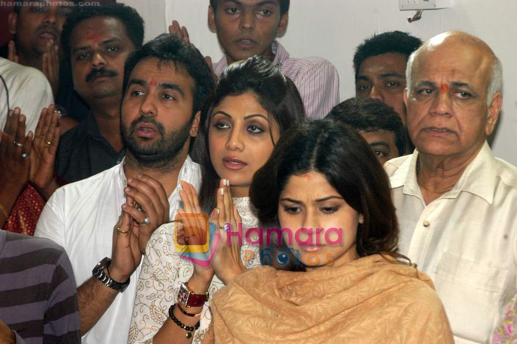 Shilpa Shetty, Raj Kundra, Shamita Shetty seek ganesha blessings in Chinchpokli, Mumbai on 29th Aug 2009 