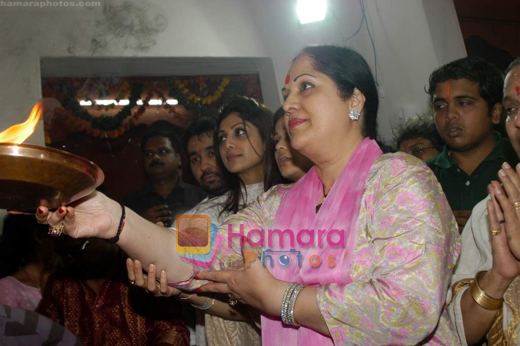 Shilpa Shetty, Sunanda Shetty seek ganesha blessings in Chinchpokli, Mumbai on 29th Aug 2009 