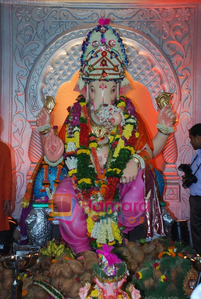 Priyanka Chopra seeks Ganesha's blessing in Andheri on 1st Sep 2009 