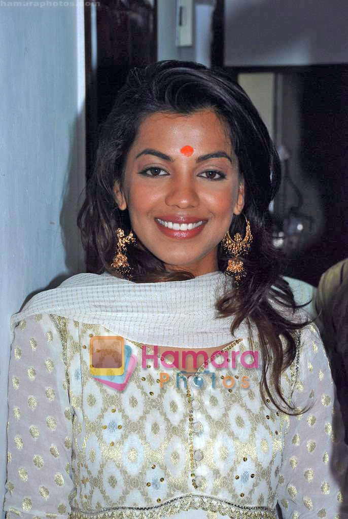 Mugdha Godse at the Audio Release of All The Best in Siddhivinayak Temple on 6th Sep 2009 