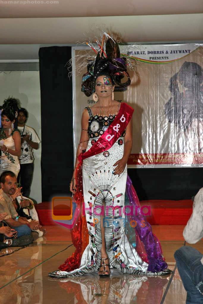 Model walk the ramp at Bharat Dorris hair make up fashion show in Andheri on 7th Sep 2009 