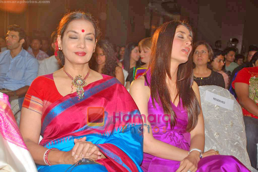 Shabana Azmi, Kareena Kapoor at Bharat N Dorris Awards in J W Marriott on 8th Sep 2009 