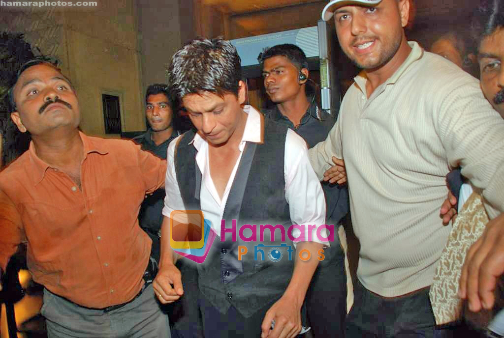 Shahrukh Khan at Bharat N Dorris Awards in J W Marriott on 8th Sep 2009 