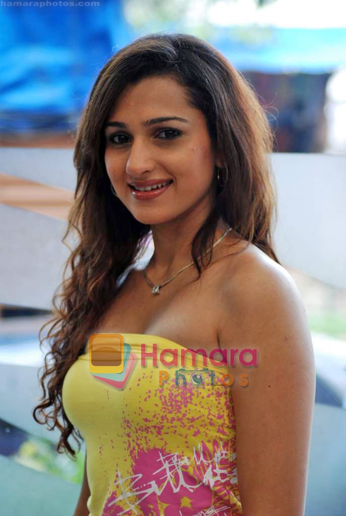 Pooja Kanwal promote American Tourister in Khar on 8th Sep 2009 
