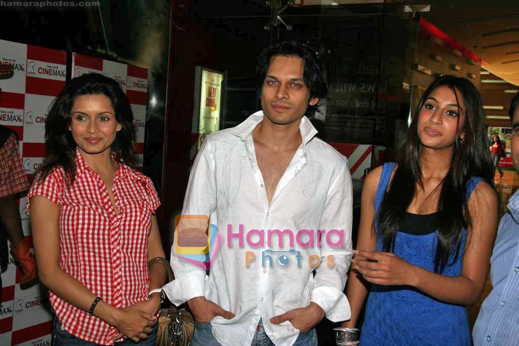 Bhavna Pani, Akshay Kapoor, Sabina Sheema at Preeti-Pinky Dandiya event in Cinemax on 14th Sep 2009  