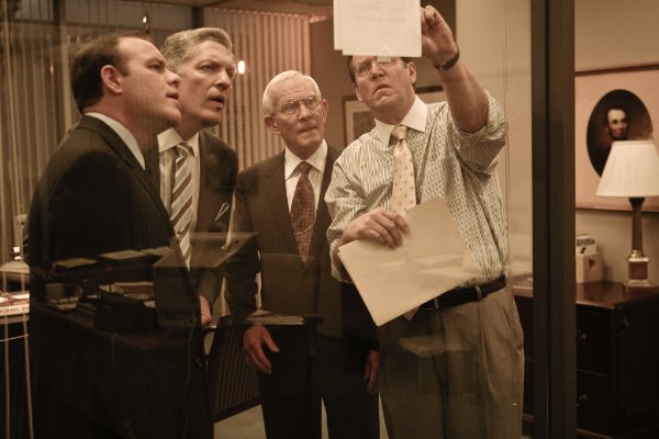 Clancy Brown, Matt Damon, Joel McHale, Tom Smothers in still from the movie THE INFORMANT