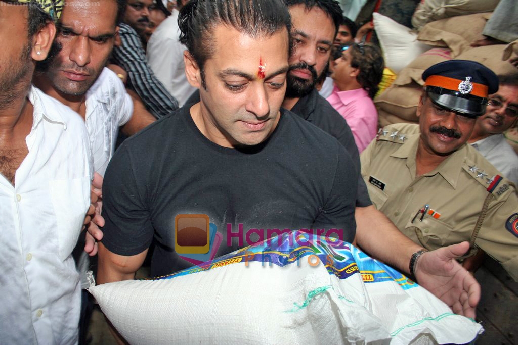 Salman Khan donates food for kids at Dongri remand home in Mumbai on 15th Sep 2009 