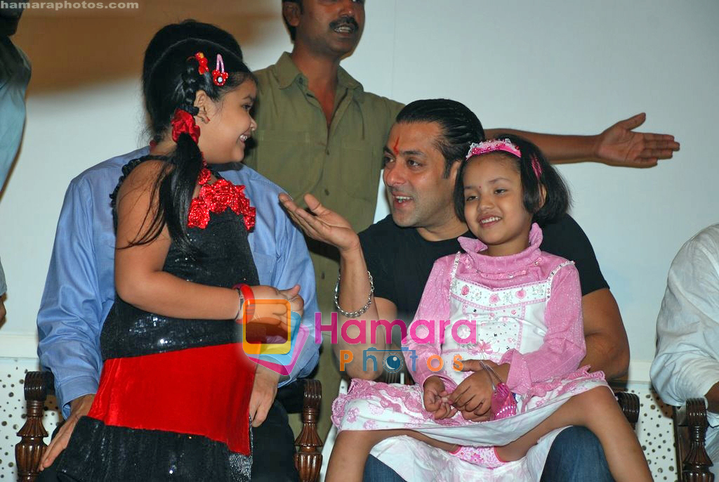 Salman Khan donates blood at Tata Memorial hospital in Mumbai on 15th Sep 2009 