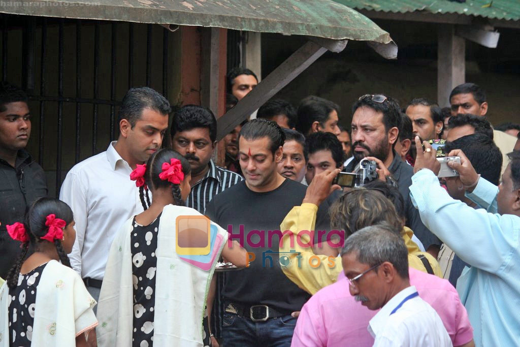 Salman Khan donates food for kids at Dongri remand home in Mumbai on 15th Sep 2009 