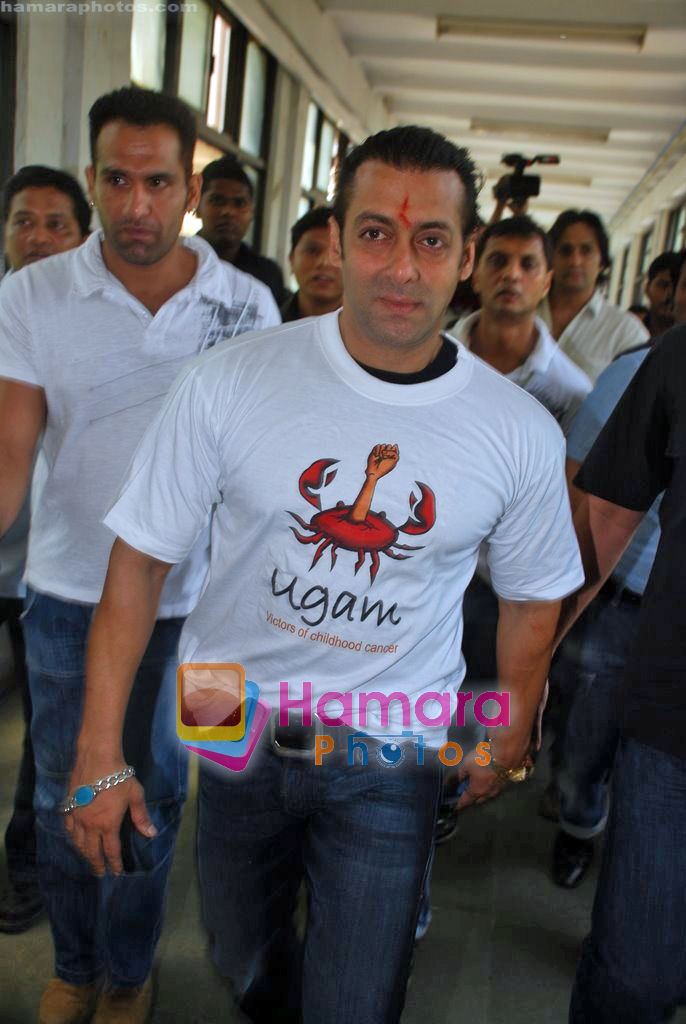 Salman Khan donates blood at Tata Memorial hospital in Mumbai on 15th Sep 2009 
