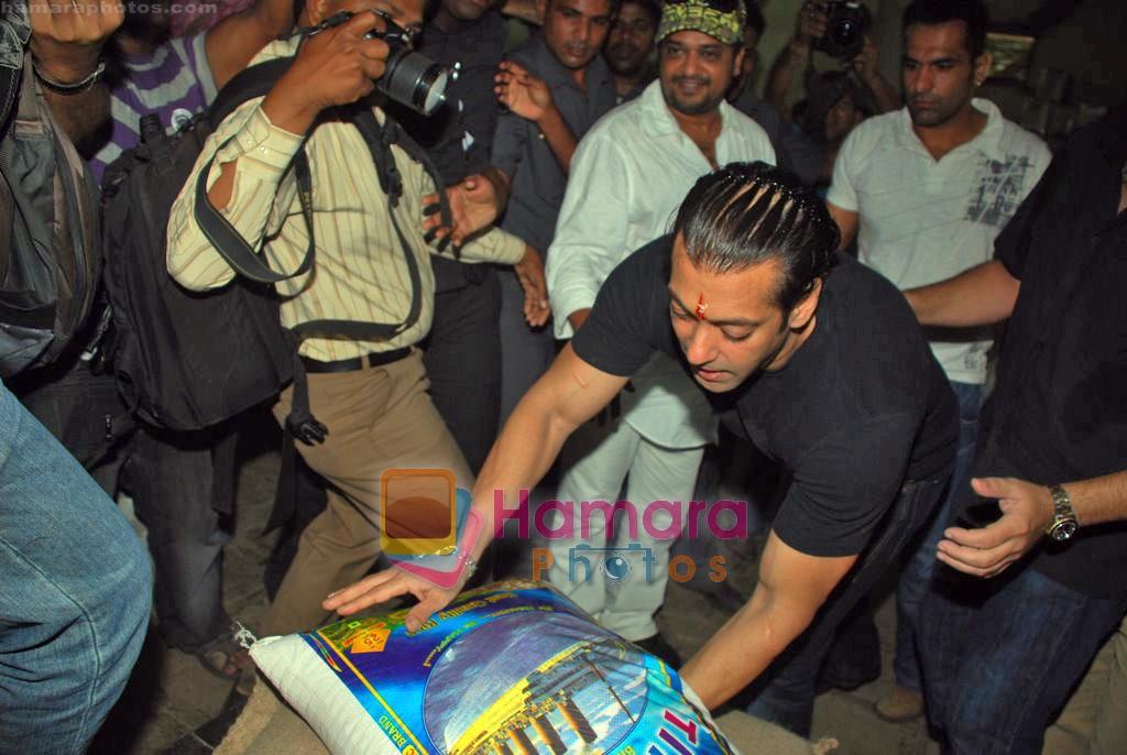 Salman Khan donates food for kids at Dongri remand home in Mumbai on 15th Sep 2009