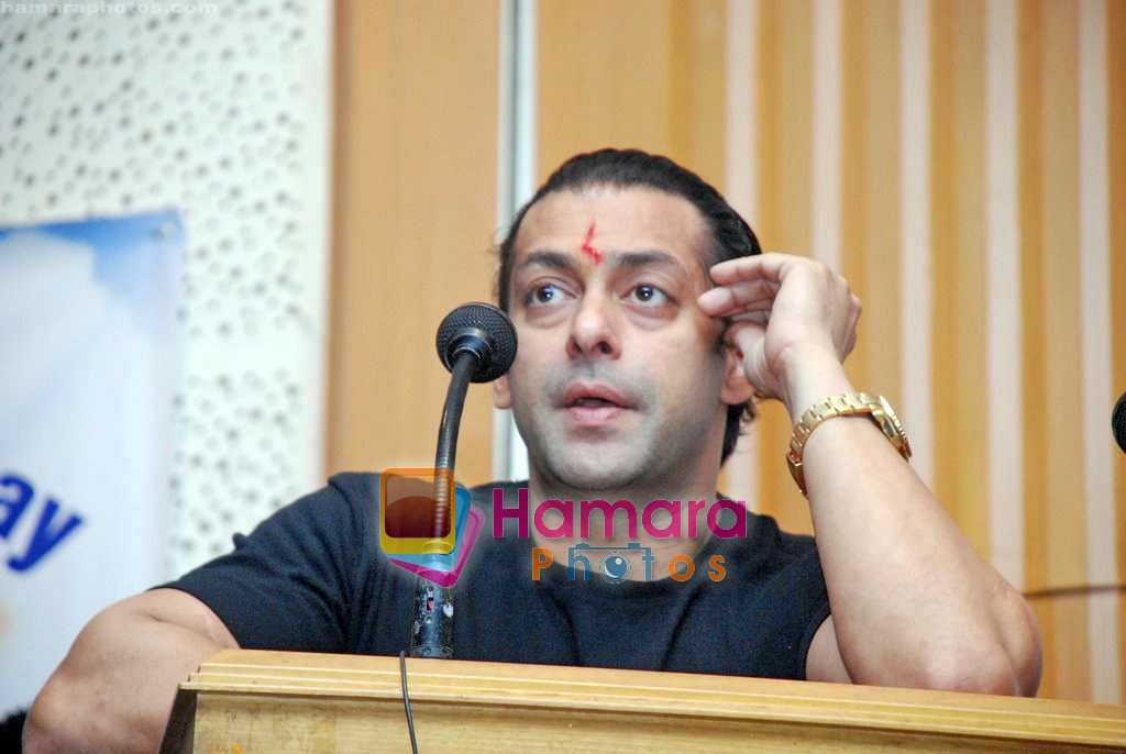 Salman Khan donates blood at Tata Memorial hospital in Mumbai on 15th Sep 2009