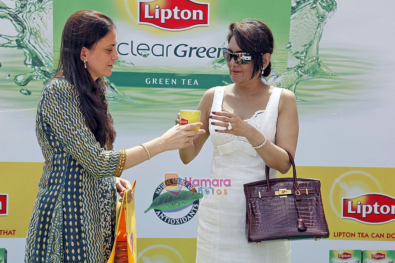 Dr. Niti Desai with Shibani Bhojwani at the launch of Lipton Clear Green in Mumbai on 15th Sep 2009 