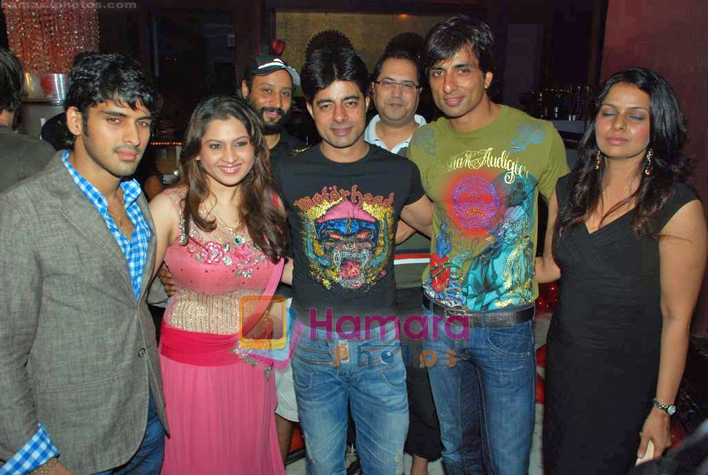 Sonu Sood, Mishti Mukherjee, Sameer Dattani, Sushant Singh at Mishti Mukherjee's birthday bash in Enigma on 15th Sep 2009 