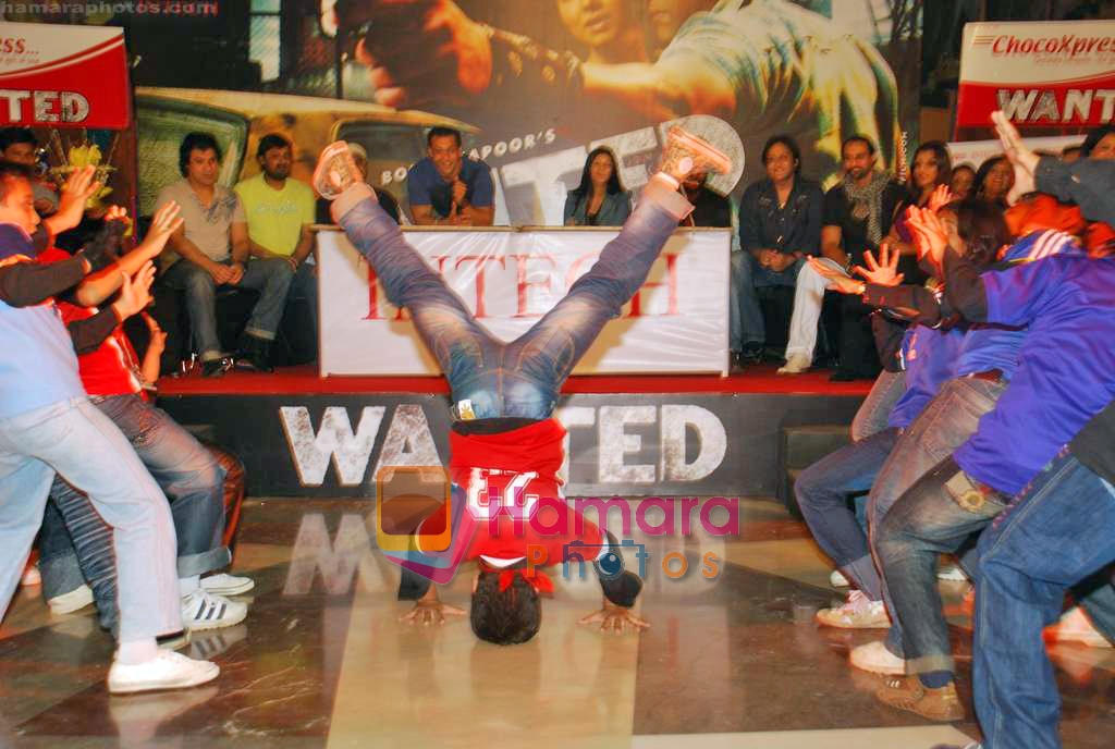 Ayesha Takia, Salman Khan at Inorbit Mall in Malad on 16th Sep 2009 