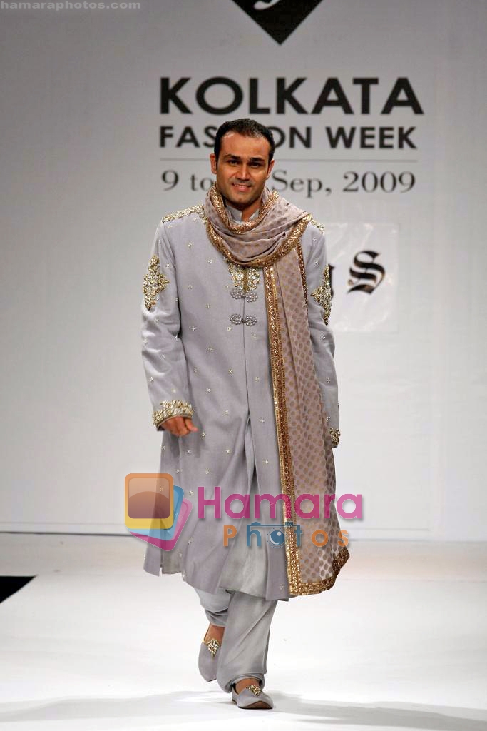 Rocky S & Virender Sehwag at Kolkatta Fashion Week show on 9th Sep 2009