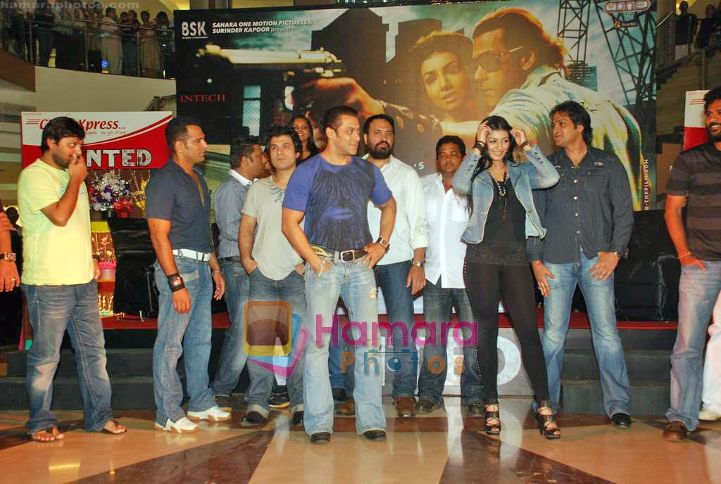 Salman Khan, Ayesha Takia at Inorbit Mall in Malad on 16th Sep 2009 