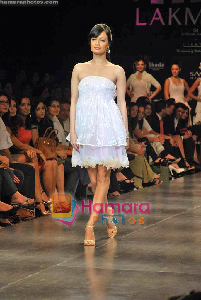 Model walk the ramp for Nishka and Neeta Lulla Show on Lakme Fashion Week Day1 on 18th Sep 2009 