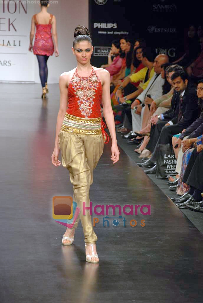 Model walk the ramp for Anita Dongre's Show on LIFW Day1 on 18th Sep 2009