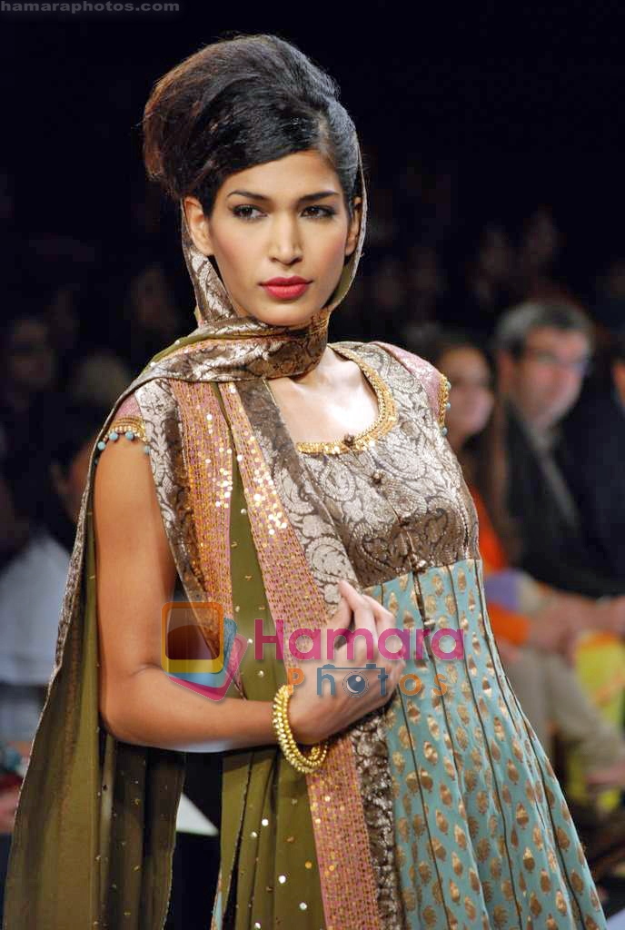 Model walk the ramp for Shyamal and Bhumika's  Show on LIFW Day1 on 18th Sep 2009 