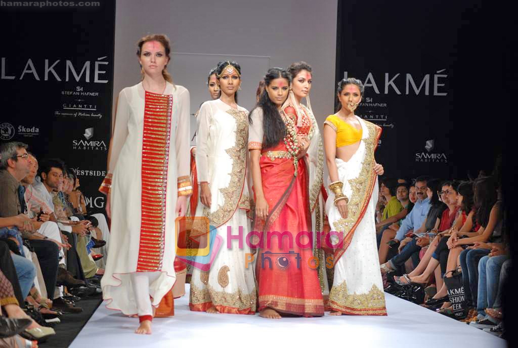 Model walk the ramp for Anand Kabra's Show on LIFW Day1 on 18th Sep 2009 