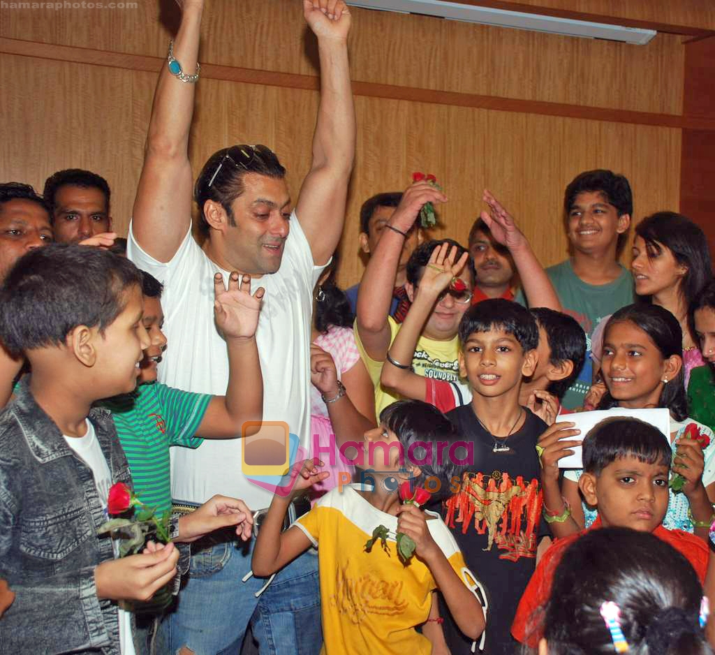 Salman Khan cheers cancer patients of Hinduja Hospital in Hinduja Hospital on 19th Sep 2009