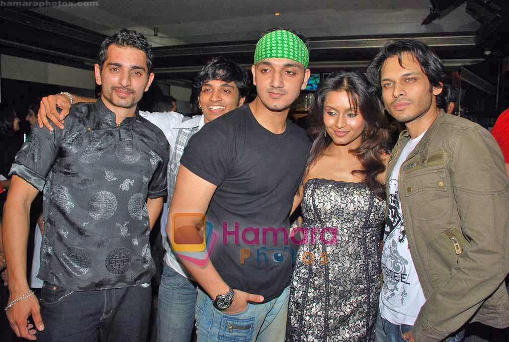 Siddhanth Karnick, Akshay Kapoor, Rehan Khan, Bhavna Pani at Fast Forward film bash in Vie Lounge on 19th Sep 2009 