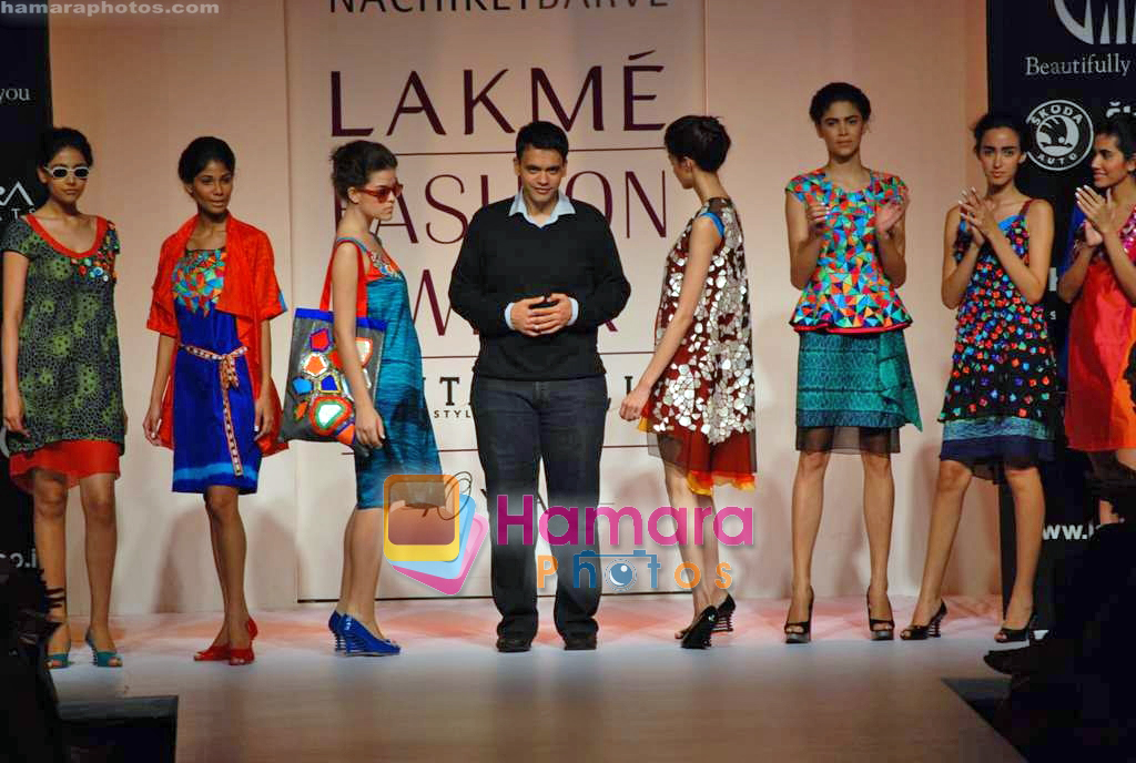 Model walk the ramp for Nachiket Barve's Show on LIFW Day 2 on 19th Sep 2009 