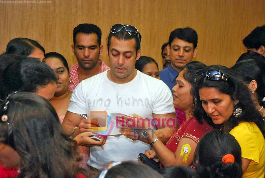 Salman Khan cheers cancer patients of Hinduja Hospital in Hinduja Hospital on 19th Sep 2009 