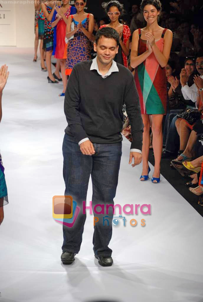 Model walk the ramp for Nachiket Barve's Show on LIFW Day 2 on 19th Sep 2009 