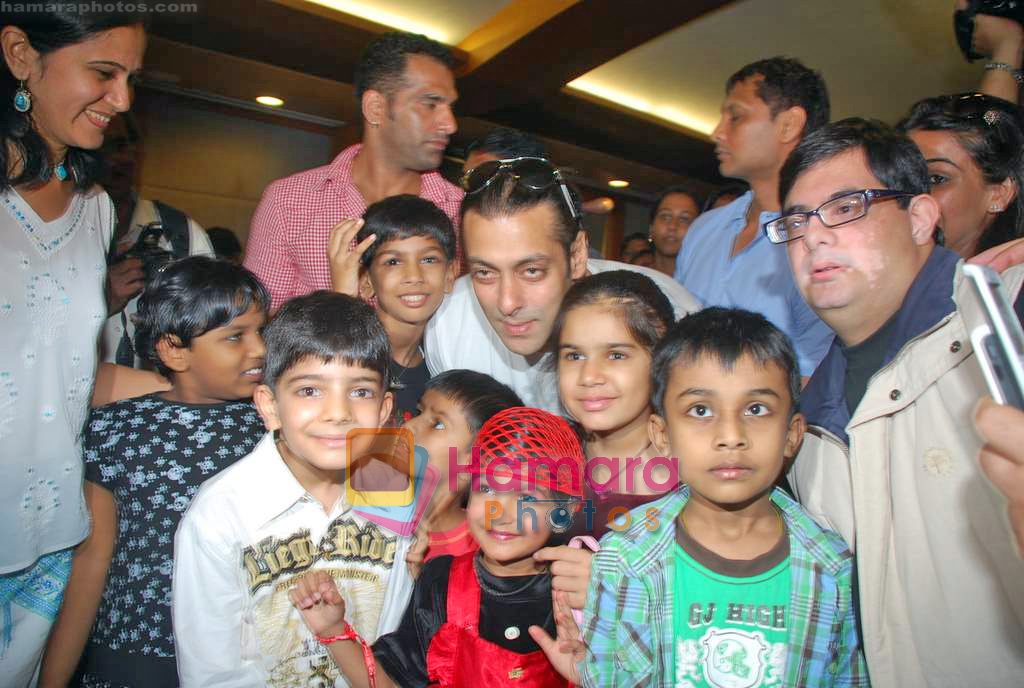 Salman Khan cheers cancer patients of Hinduja Hospital in Hinduja Hospital on 19th Sep 2009 