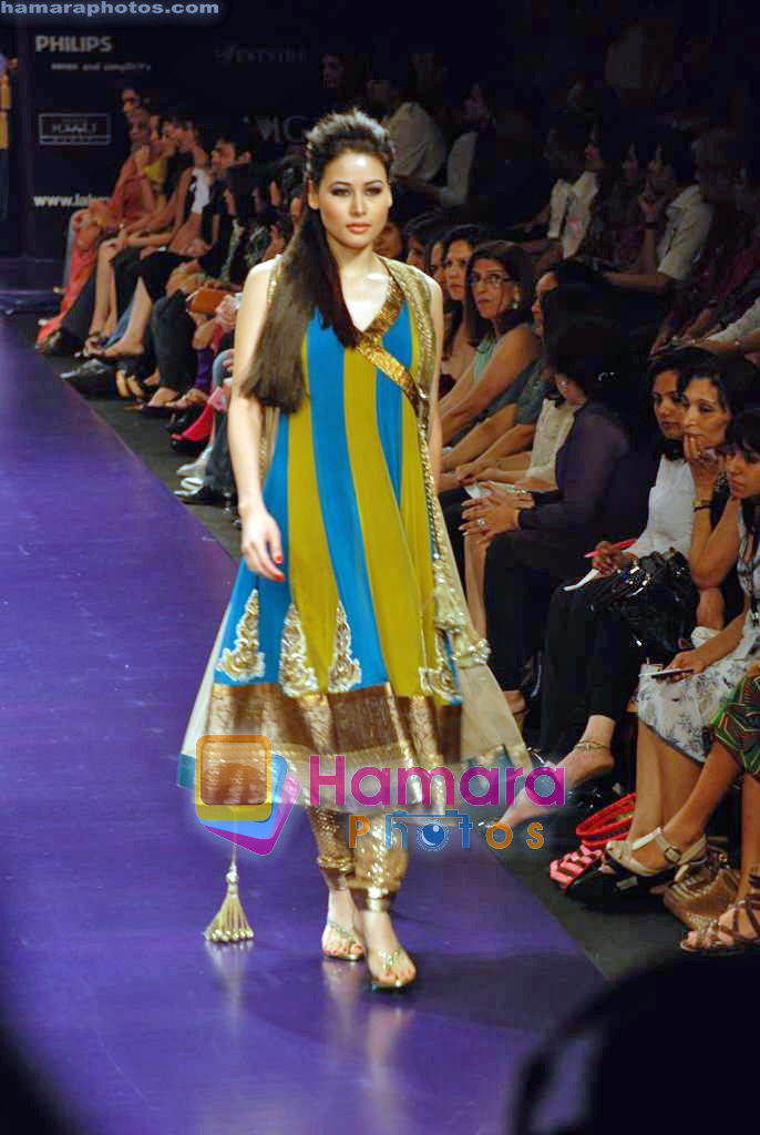 Model walk the ramp for Manish Malhotra's Show on LIFW Day 2 on 19th Sep 2009 