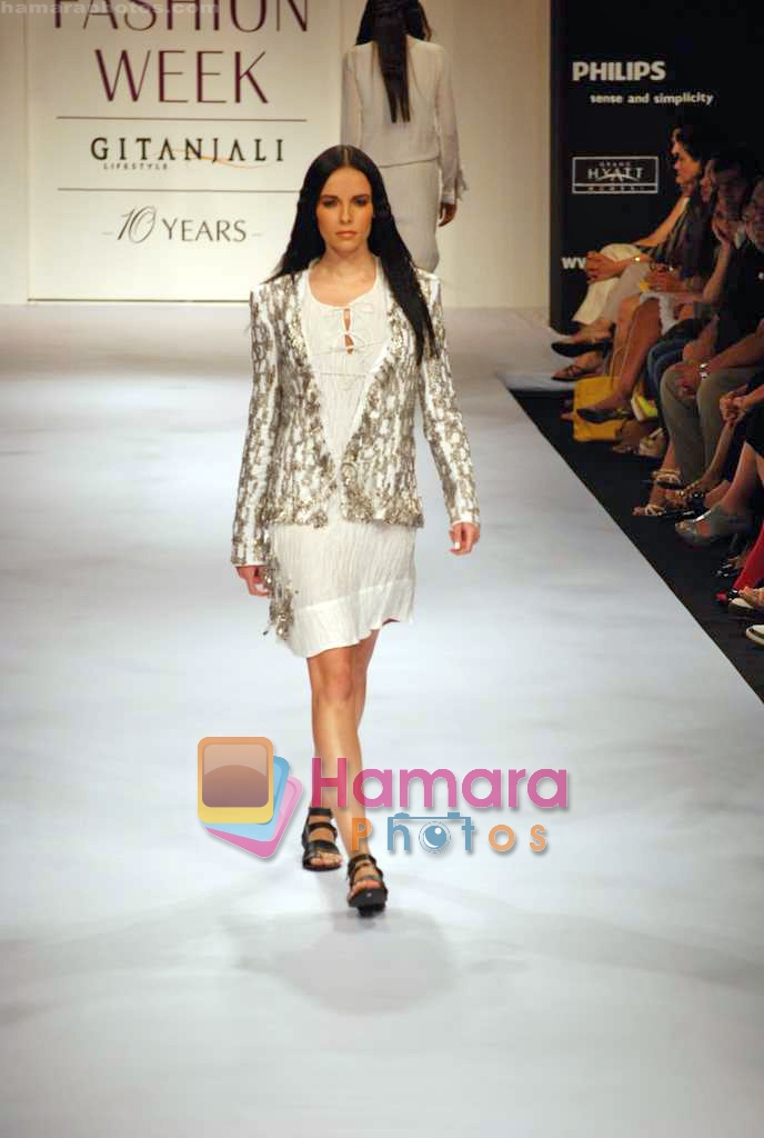 Model walk the ramp for Anamika Khanna's Show on LIFW Day 2 on 19th Sep 2009 