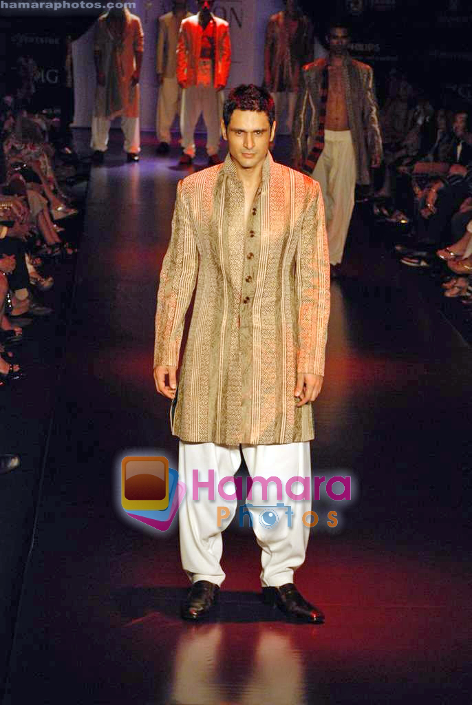 Model walk the ramp for Manish Malhotra's Show on LIFW Day 2 on 19th Sep 2009