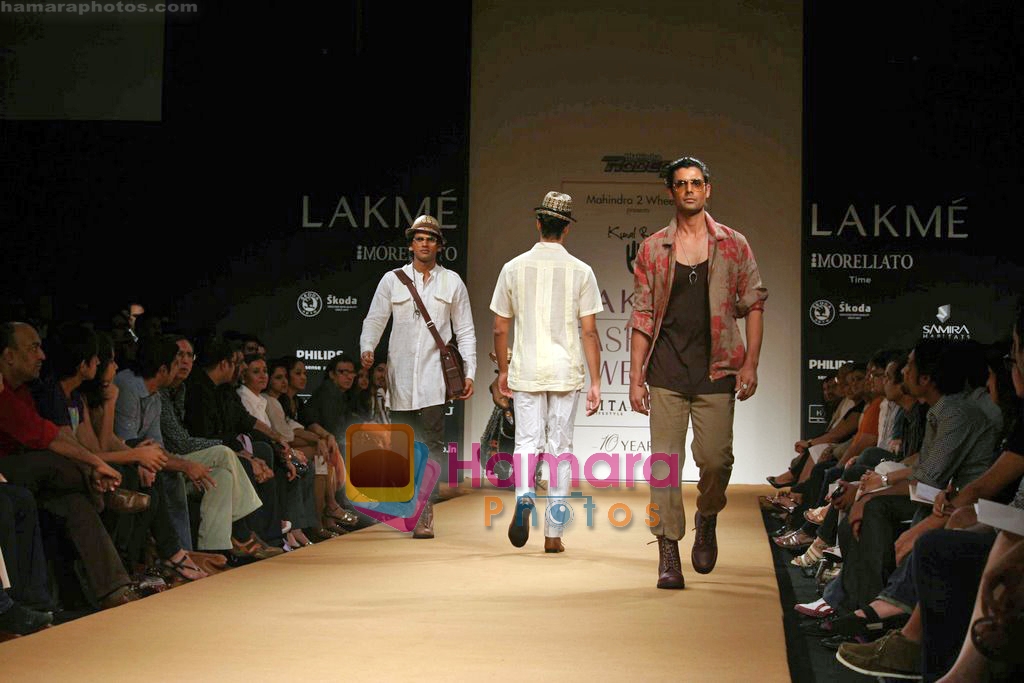 Model walk the ramp for Kunal Rawal's Show on LIFW Day 3 on 20th Sep 2009