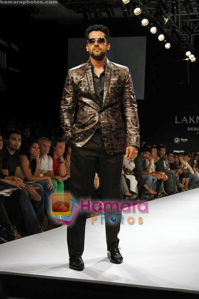 Aftab Shivdasani walk the ramp for Troy Costa's Show on LIFW Day 3 on 20th Sep 2009 