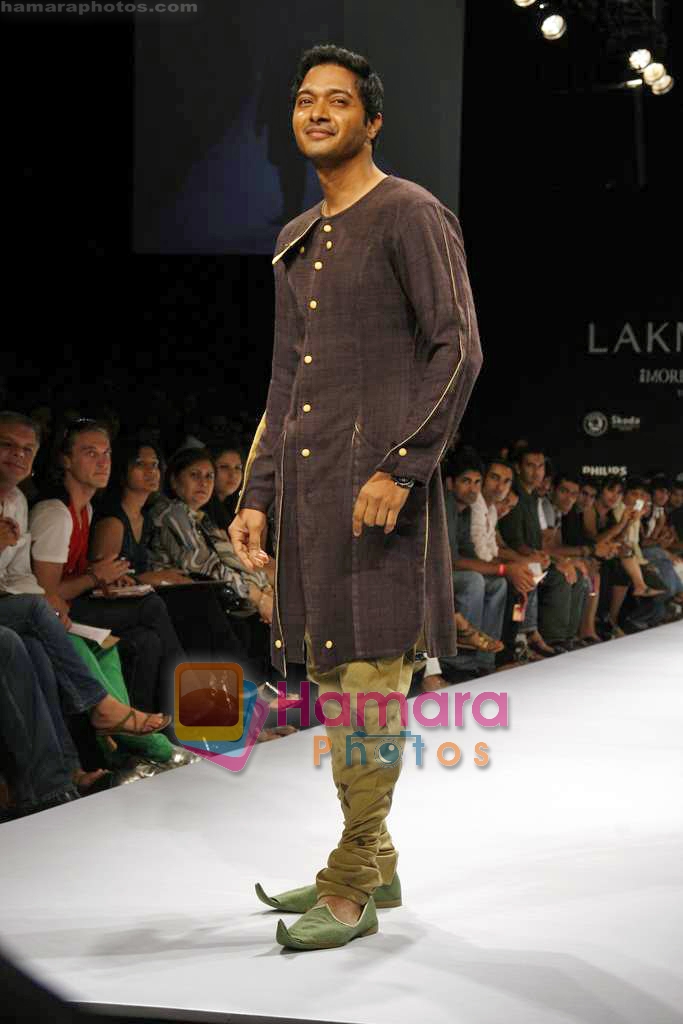 Model walk the ramp for Digvijay Singh's Show on LIFW Day 3 on 20th Sep 2009 