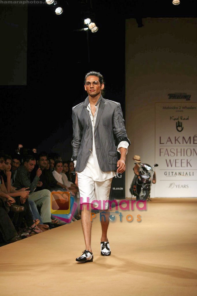 Model walk the ramp for Kunal Rawal's Show on LIFW Day 3 on 20th Sep 2009 