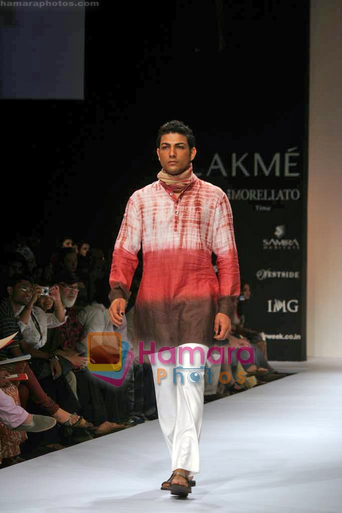 Model walk the ramp for Rohit and Abhishek's Show on LIFW Day 3 on 20th Sep 2009 