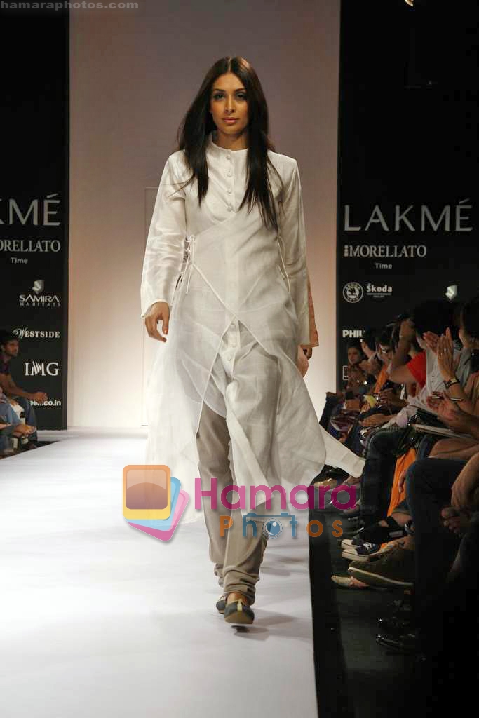 Model walk the ramp for Digvijay Singh's Show on LIFW Day 3 on 20th Sep 2009 