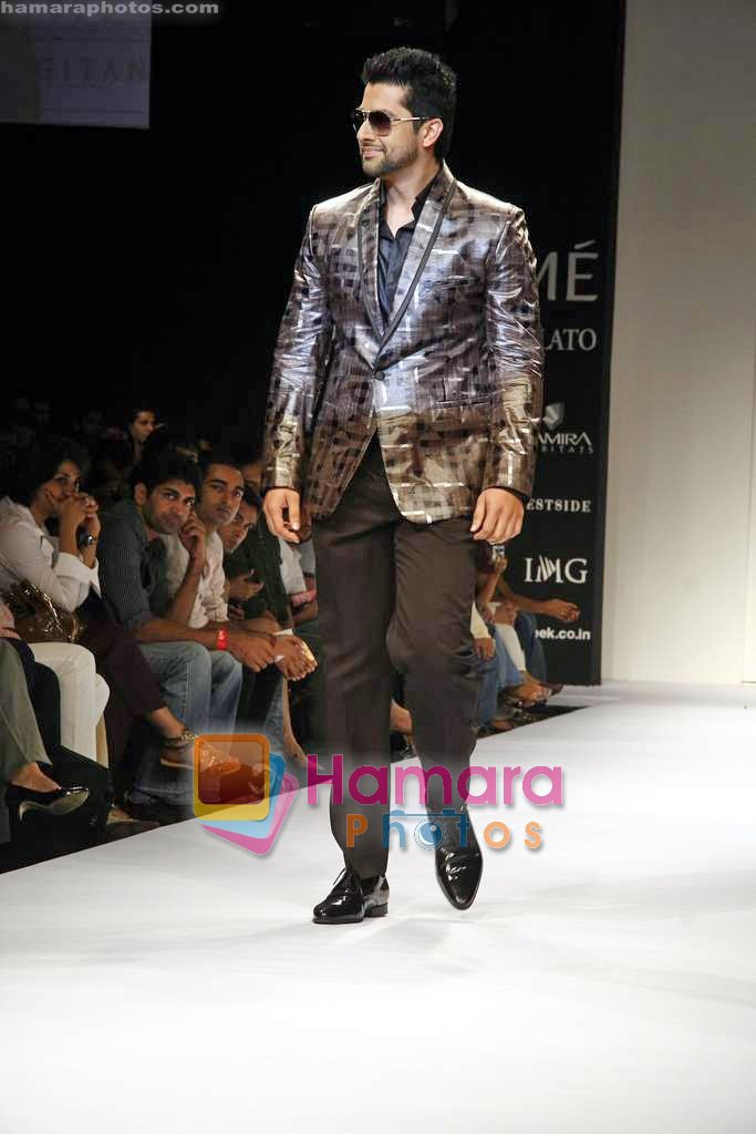 Aftab Shivdasani walk the ramp for Troy Costa's Show on LIFW Day 3 on 20th Sep 2009 