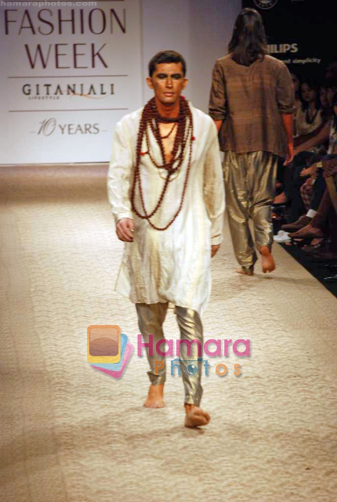 Model walk the ramp for Krishna Mehta's Show on LIFW Day 3 on 20th Sep 2009 
