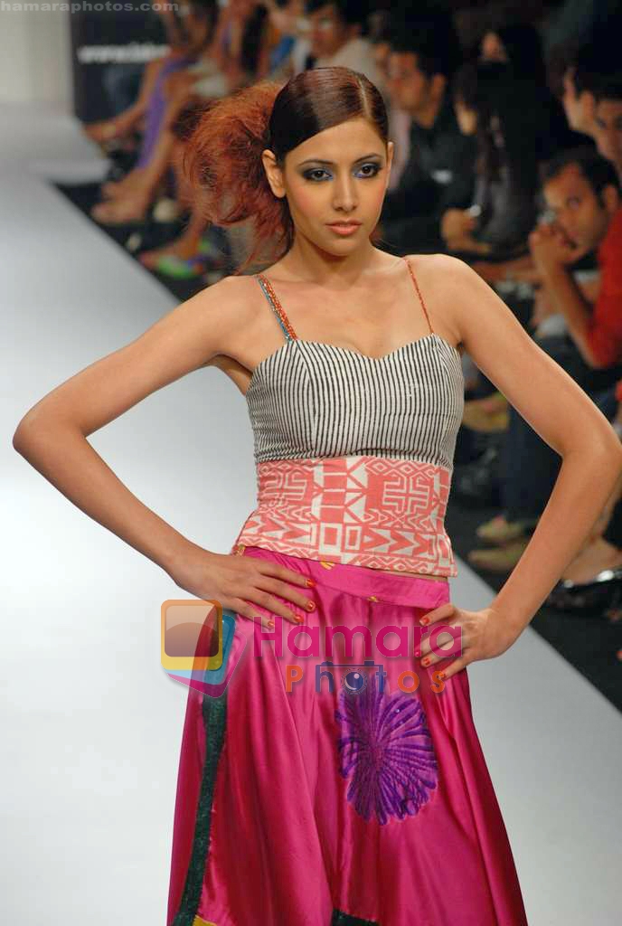 Model walk the ramp for Anupama Dayal's Show on LIFW Day 4 on 21st Sep 2009 