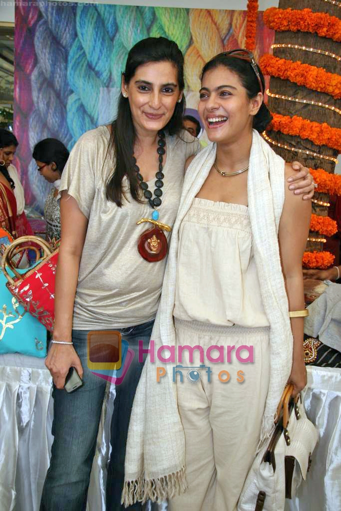 Kajol, Mana Shetty at Araaish Exhibition in aid of the - Save the Children India Foundation in Blue Sea, Worli on 22nd Sep 2009  