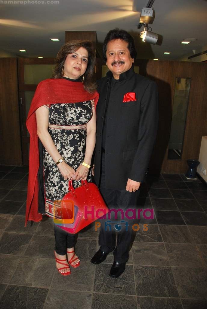 farida with pankaj udhas at the Launch of Bratin Khan's exhibition in Point of View Art Gallery, Colaba on 23rd Sep 2009