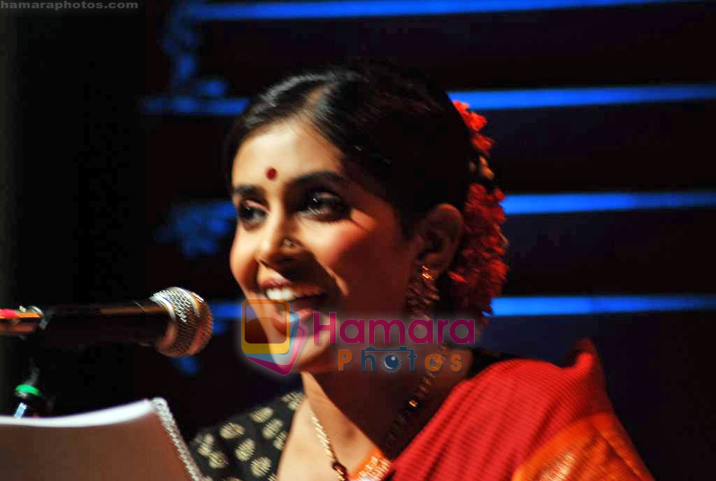 Sonali Kulkarni at book launch on Smita Patil in Dinanath Mangeshkar Hall on 24th Sep 2009 