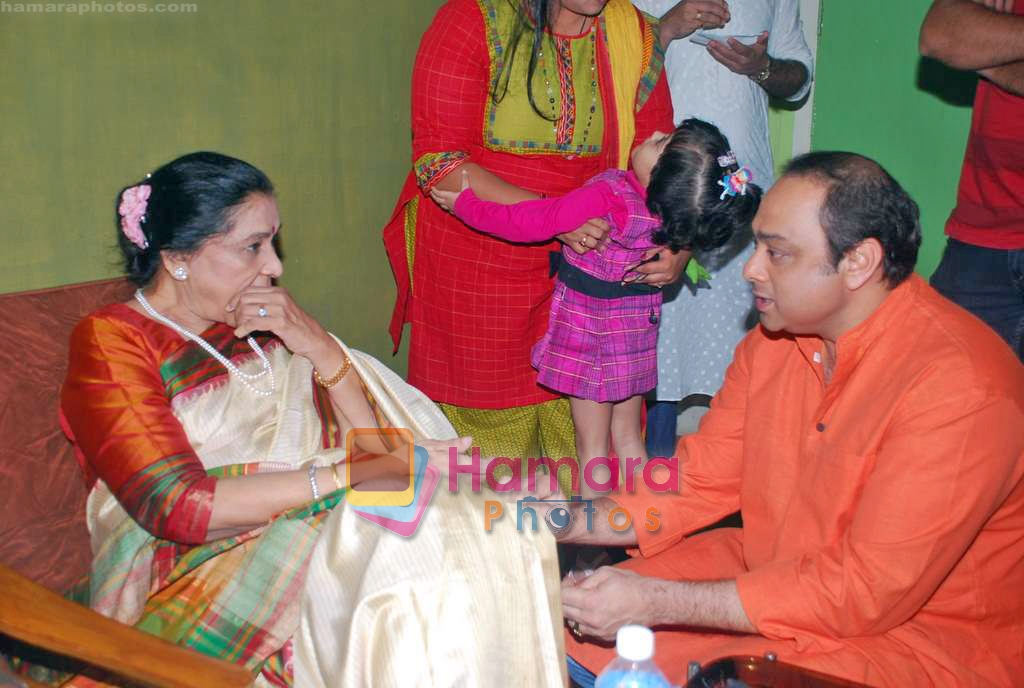 Asha Bhosle, Sachin Khedekar  at book launch on Smita Patil in Dinanath Mangeshkar Hall on 24th Sep 2009 